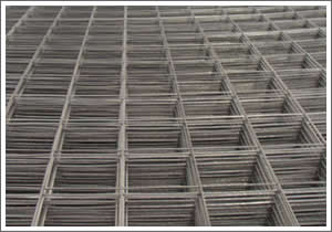排放整齐的正方形孔铁丝碰焊网